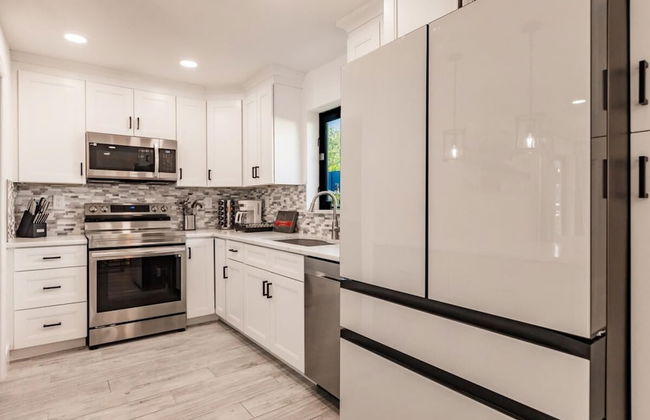 Modern Spacious Home With Pool Jacuzzi - Photo 63