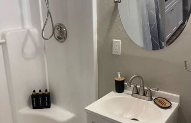 New Midtown Studio with Full Kitchen (Unit C) - Foto 8