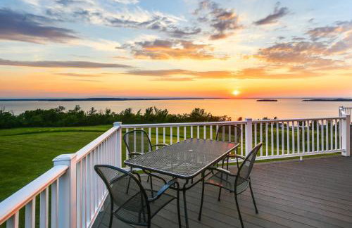 Lake View Champlain Home with Hot Tub and Sauna! - Foto 33