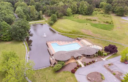Secluded Retreat w Hot Tub, FirePit & Pool Access - Foto 41