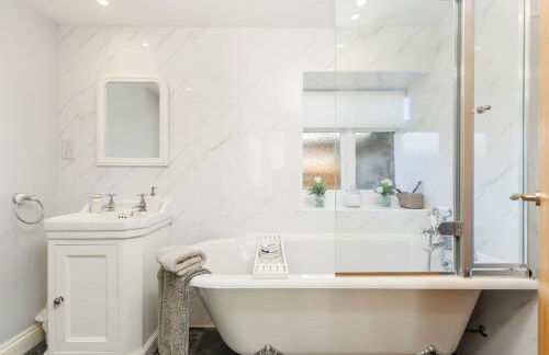 The Old Abbey Farmhouse - Stay at Quarr Abbey Monastery - Pet-Friendly Farmhouse with History & Countryside Views, surrounded by woodland & nature - Photo 20