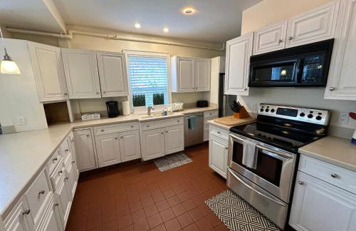 Charming Victorian Home Downtown Newport - Photo 29