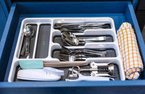 Luxurious 2 bedroom flat with parking and garden, 5 mins walk to train station and bus stop opposite property - Foto 34