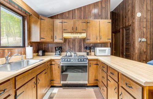 Modern w Fire Pit Deck, Grill & Hot Tub - Foto 16