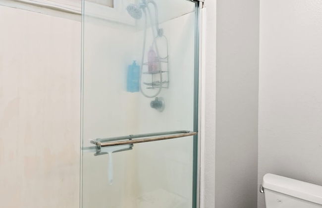 Spacious Family Retreat w Garden Modern Comfort - Photo 55