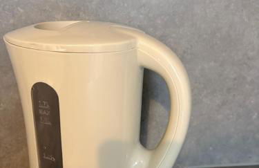 Stylish Studio flat 5, ensuite, kitchenette, Parking, Wifi,Smart TV,Nr Sandwell and Metropolitan Hospital - Foto 5