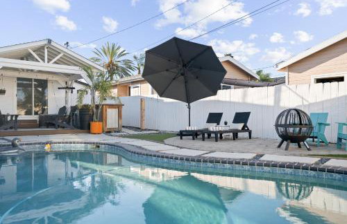 Renovated 3BR House with Heated Pool and Backyard Oasis - Photo 11