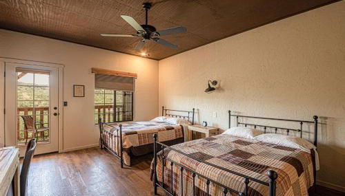 Miners Cabin #3 -Two Double Beds - Private Balcony - Walk to the Action - Foto 1