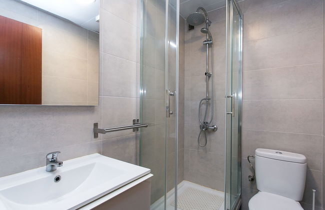 Spacious & Quiet 4 Bedroom Apartment - Photo 22