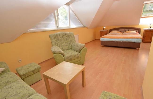 Comfortable Detached House With Large Garden - Photo 2