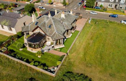 Stunning Central Villa by Golf Course & Beach - Foto 1