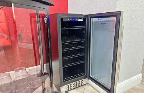 Escape GameRoom, BAR, BBQ, Spacious,KING Bed, All Luxury mattresses, Near Beach, 6 blocks away from Bars, Nite Clubs, Res, Shops - Photo 24