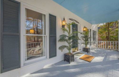 Large Luxury House, King Beds and More, Hot Tub, Theater, Fireplace, Game Room, Ping-pong, Pool Table, Air Hockey, Arcade, River, Big Kitchen, Nice Porch, Quiet, Good for Families and Large Groups, Near UGA Golf Course, Close to UGA & Stanford Stadium - Photo 65