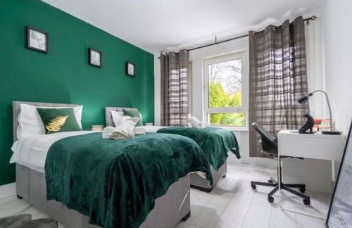 Cheerful 2 Bedroom Homely Apartment, Sleeps 4 Guest Comfy, 1x Double Bed, 2x Single Beds, Free Parking, Free WiFi, Suitable For Business, Leisure Guest, Contractors, QE Hospital, Glasgow, Near Airport & City Centre, Perfect For Common Wealth Games 2026 - Foto 1