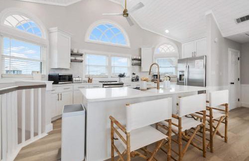 Elegant Updated Oceanfront Home with Pool & Hot Tub - Photo 20