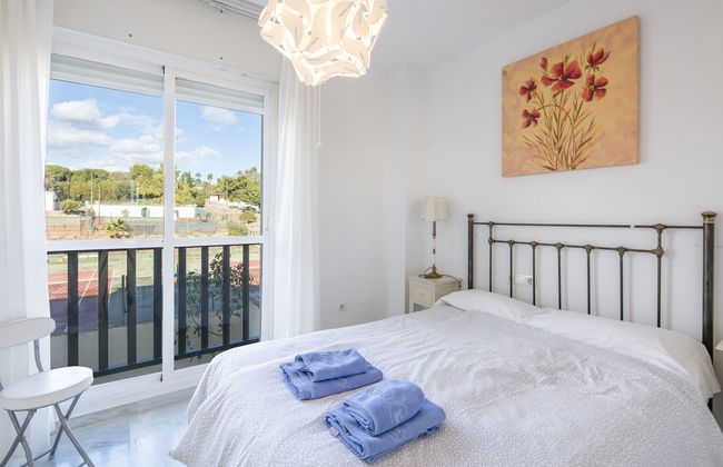 2 bedroom Apartment in Marbella with swimming pool and garden - Photo 4