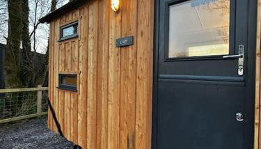 Cybi, Modern Shepherds Hut with Games Room Access - Foto 3