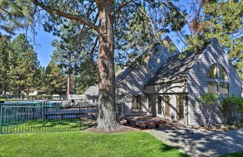 Hiking Trail and Hot Tub Access Bend Condo with Deck - Foto 32