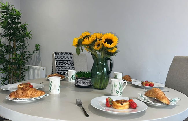 The Cheshire Gathering - Hot Tub 8 Bedroom - Photo 42