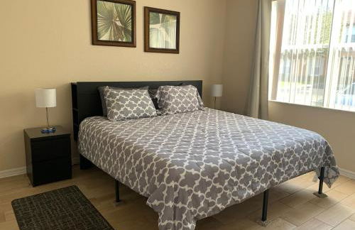Spacious 4 BR Townhouse with 2 King Size Master Bedrooms, 3 miles to Disney, Free WiFi and Free Parking - Foto 21