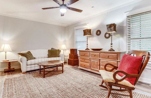 Walk to Parks and Town Square Cary Home with Yard! - Foto 6