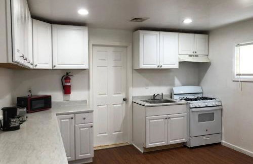 Private apartment with 3 bedrooms and 1 bathroom near Newark International Airport EWR and New York City, MetLife Stadium FIFA World Cup 20 minutes away - Photo 6