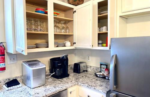 3 Bed 2 Bath House, Quiet & downtown Smart TVs in all rooms, Whole house to yourself - Foto 7