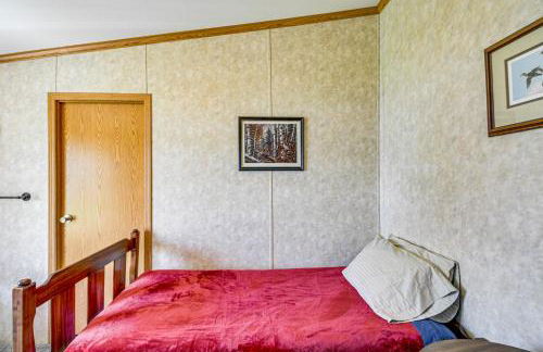 Waterfront Family Home with Yard on Portage Lake - Foto 24