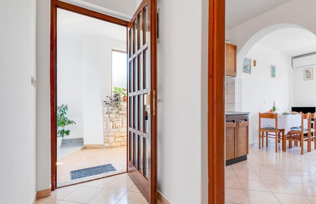 Secluded Apartment in Poreč with Garden - Photo 3