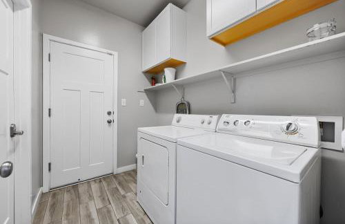 Spacious Home with Private Pool - Photo 29