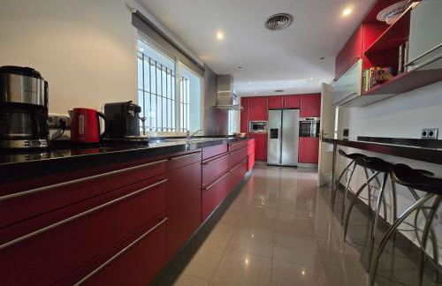 Large Family Villa 500m From Beach with Stunning Views - Photo 17