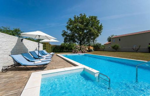 Awesome Home In Brtonigla With Sauna - Photo 2