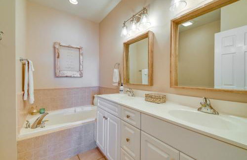 Spacious Southport Condo with Balcony! - Foto 20