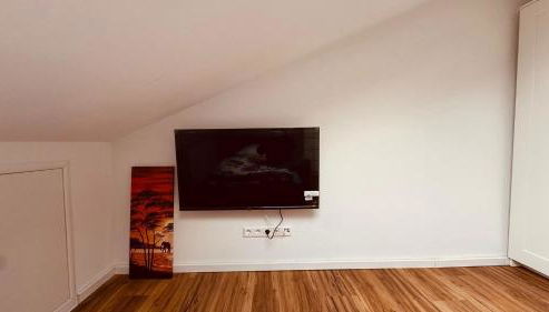 Charming Attic Retreat with Sloped Roof - Foto 5