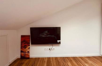 Charming Attic Retreat with Sloped Roof - Foto 5