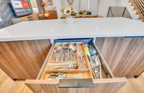 Luxurious Townhome W/3 Master Suites gated Parking - Photo 10