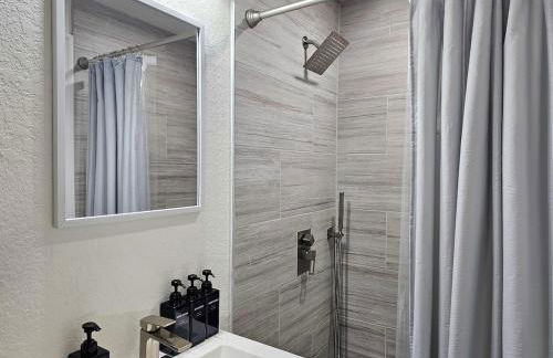 The Ruby - Hot Tub - King beds - Close to LMC - Foto 41