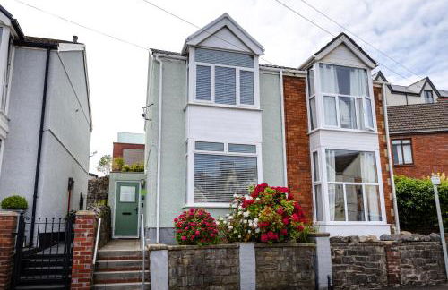 Beach Haven, Steps to Sand, Trails & Shops, Highly Rated 2-Bedroom House Minutes from Mumbles Beach with a Patio - Photo 26