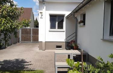 Apartment mit Innenhof, Rasen und Parkplatz - Photo 2