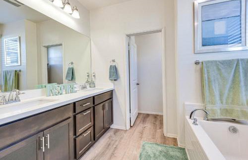 Patio and Yard Luxe Beaumont Getaway! - Foto 13