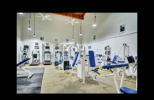 Dreamy Condo 2 minute walk to Beach w King Size Bd - Foto 12