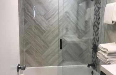 Oceanview on SAND located in Ocean Manor Resort Fort Lauderdale Beach 2 bed 2 bath spacious corner unit partial ocean view - Foto 13