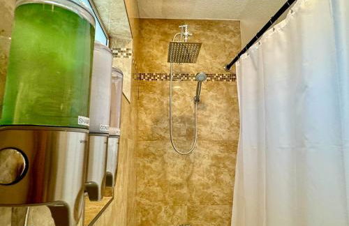 Epic Views, Huge House, Acres of J-Trees to explore, Hot Tub, Pool, AC, and Mini-Golf - Foto 42