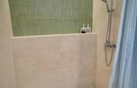 Stunning Home, AC, Beach, Backyard, 4 BR - Photo 28