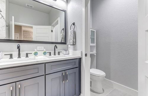 Chic & Spacious 4 Bedroom 3 Full Bathrooms Retreat in West Tampa and Pvt Backyard - Foto 5