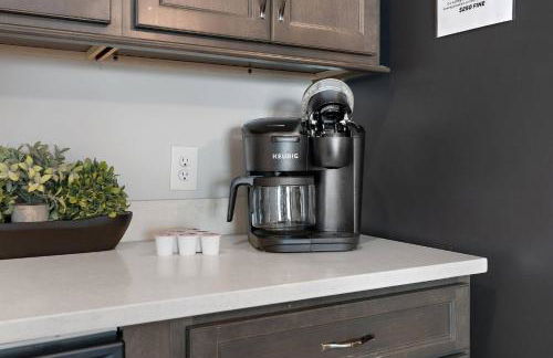 *NEW* Charm on Church ~ Cozy, Modern, Downtown Apt - Foto 17