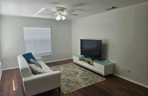 Magical Getaway- Cozy Home Minutes from Disney, Restaurants & Outlets! - Foto 8