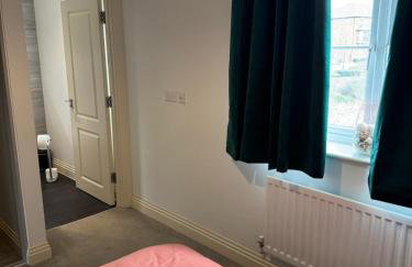 Three-bedroom modern family home by the pond with free parking - Photo 29