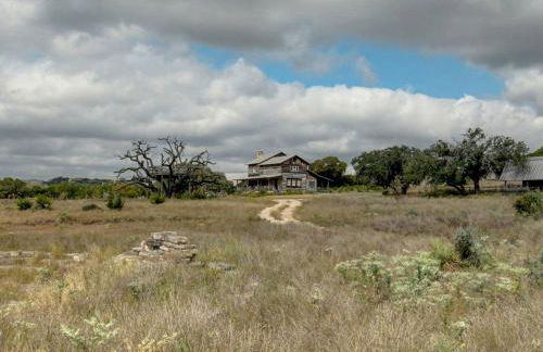 1800's Antique Log Cabin with Modern Amenities near Fredericksburg and Kerrville, Texas - Photo 12