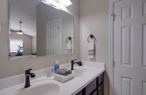 Spacious and Serene Lake Ridge Retreat with Game Room! - Foto 15